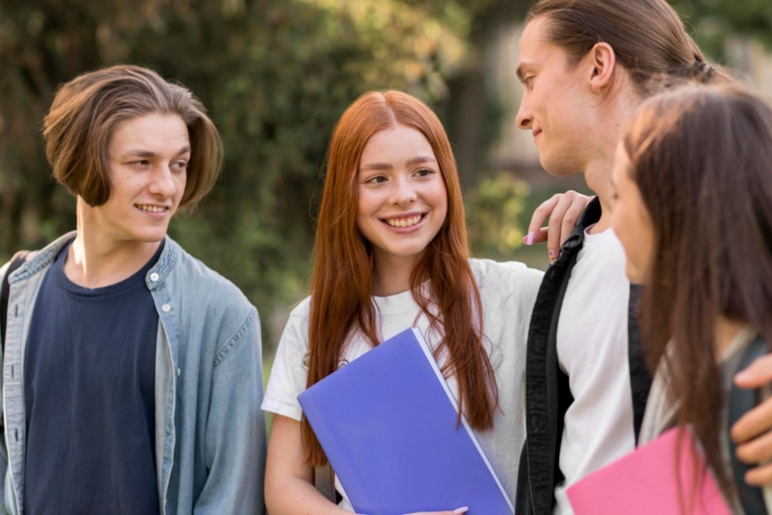 Estudiantes analizando informes financieros y datos económicos en sesión de formación
